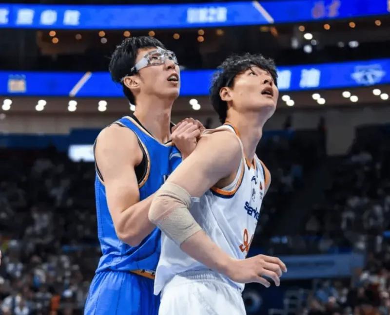 九游娱乐app下载-谁还说他们弱？弗格与王哲林彻底觉醒虐杀北京，主导内外太强了！
